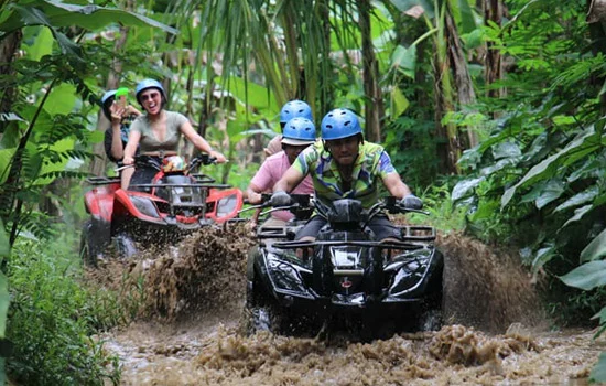 Peserta menembus genangan air saat ATV ride di Ubud
