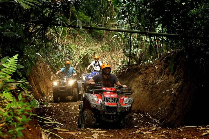 Pemandu memimpin jalur ATV di area hutan Ubud