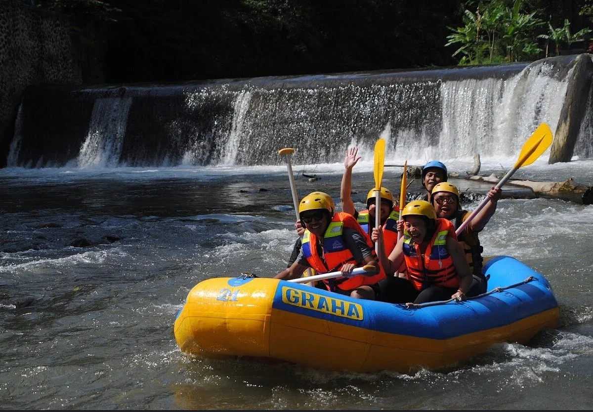 Instruktur memimpin rafting Bali dengan aman