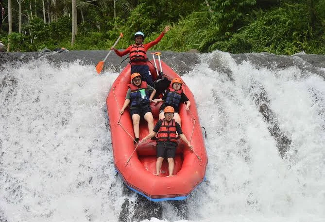 Peserta rafting Bali Ubud melewati jeram sungai