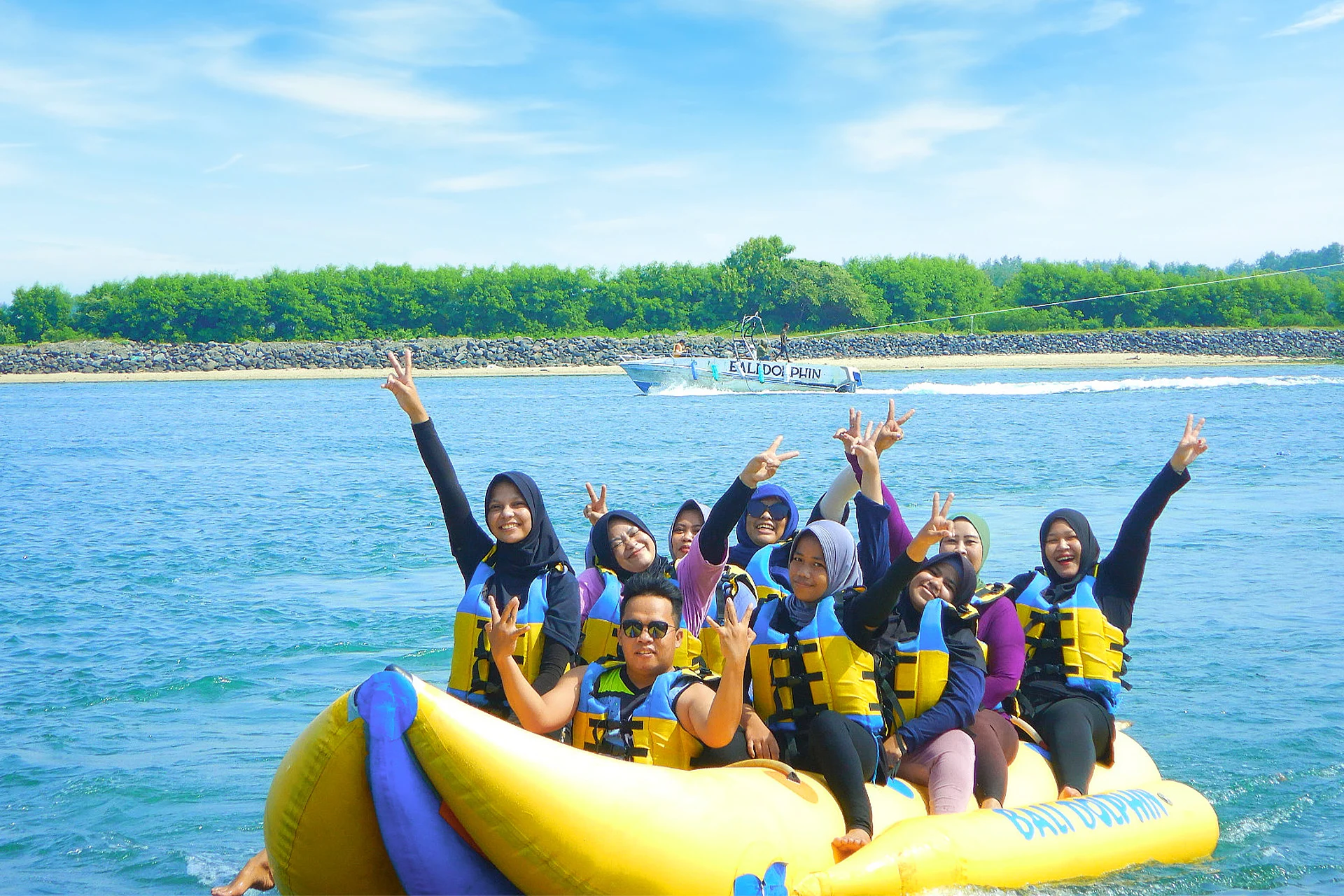 Paket Banana Boat Bali – permainan air seru 10 menit bersama teman dan keluarga di pantai Bali