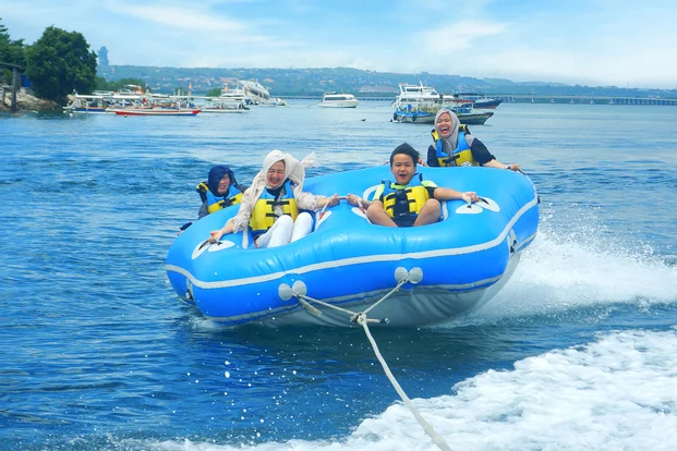 Paket Donut Boat Bali 10 menit – permainan air keluarga ditarik speedboat, aman dengan life jacket