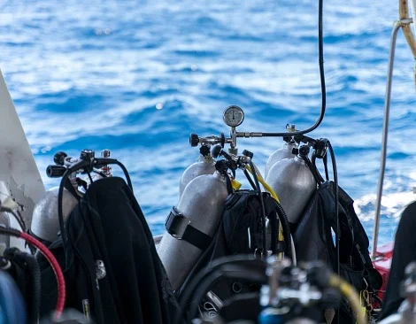 Discover scuba diving Bali – instruktur mempersiapkan peralatan diving