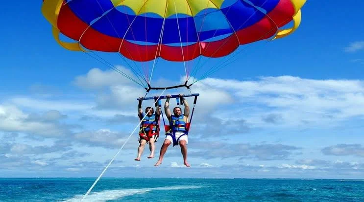 Paket Parasailing Adventure Bali – terbang di atas laut Tanjung Benoa dengan pemandangan indah