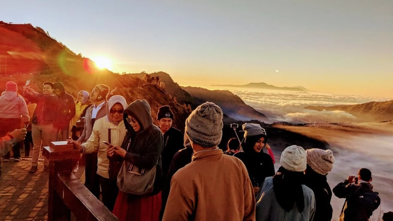 Sunrise di Gunung Bromo dengan pemandangan lautan pasir