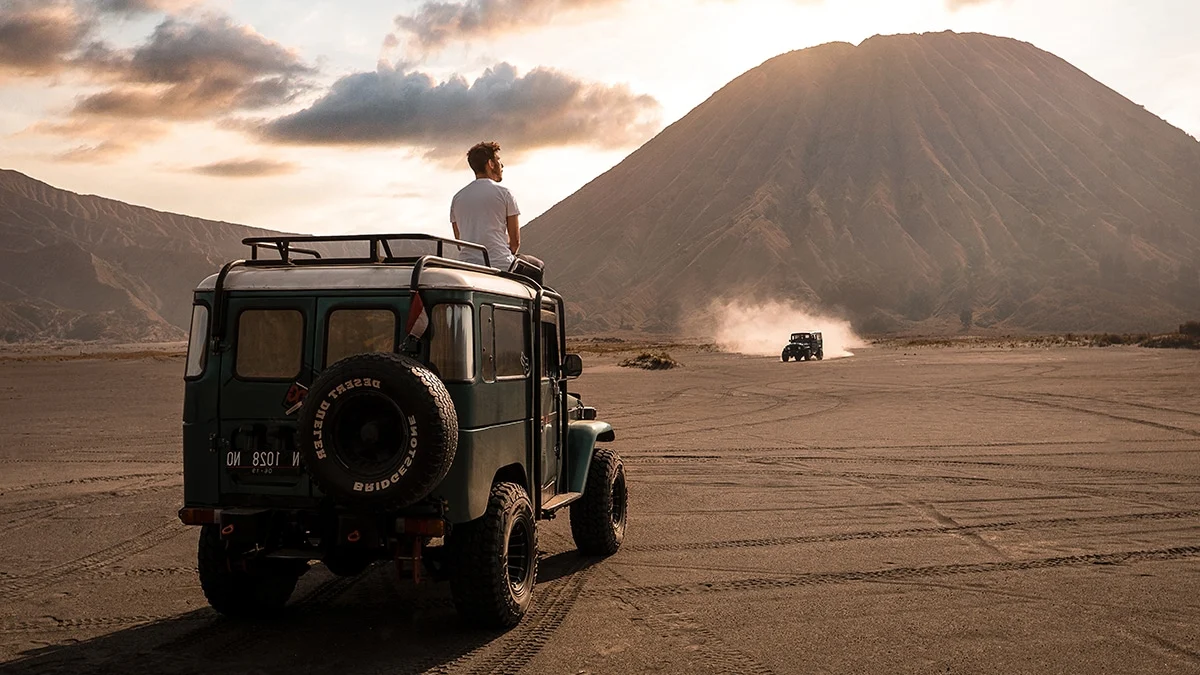 Lautan pasir Bromo dan jeep 4x4 yang menjadi transport tur