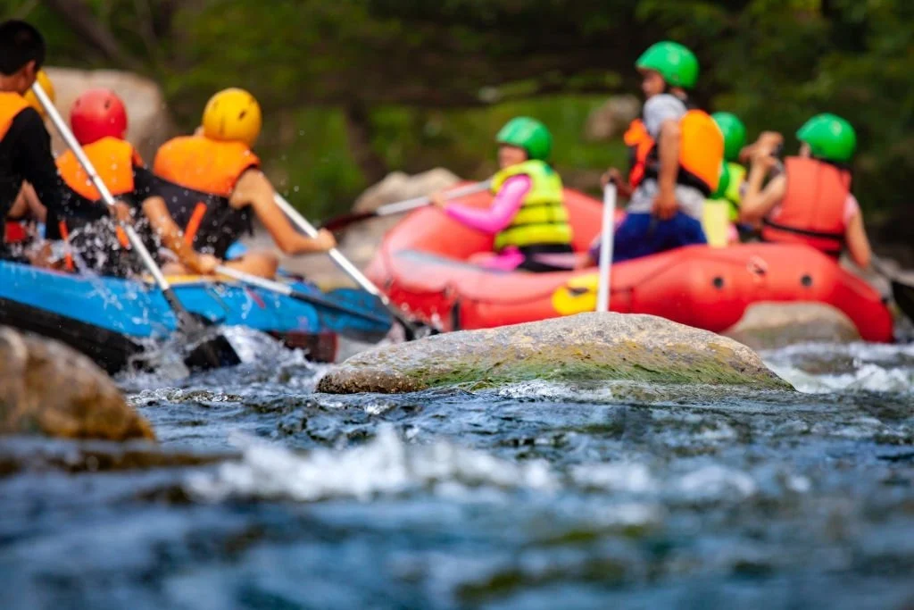 Rafting Ayung Ubud aktivitas wajib dalam paket tour Bali dengan pemandangan Sungai Ayung Bali yang indah