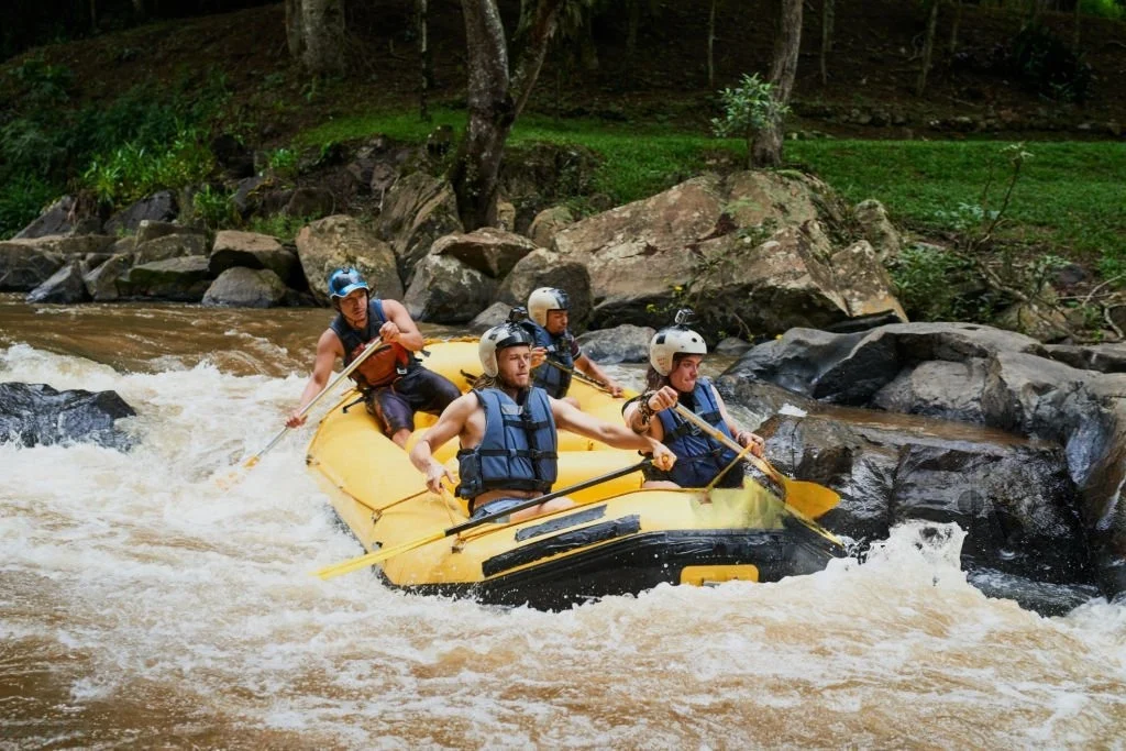 Rafting Bali untuk keluarga di Sungai Ayung Ubud bersama anak dengan perlengkapan lengkap dan aman