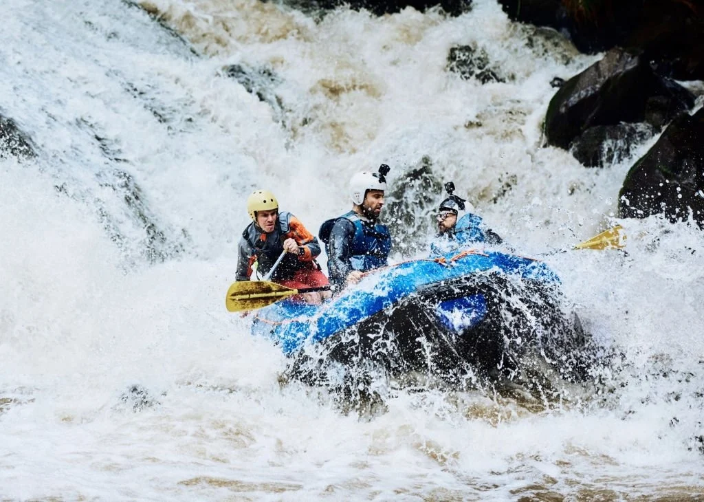 Sungai Ayung Bali di Ubud untuk rafting Ayung Ubud - pemandangan tebing tropis dan aliran sungai