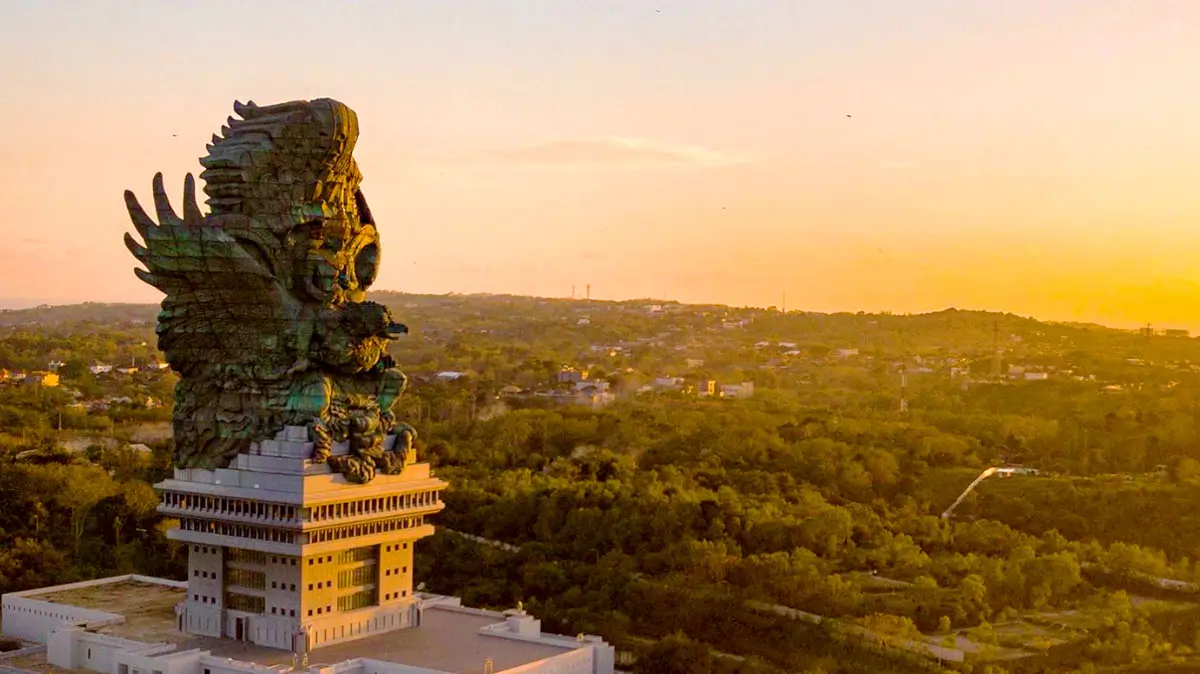 Golden hour sore hari di Garuda Wisnu Kencana Bali untuk foto terbaik