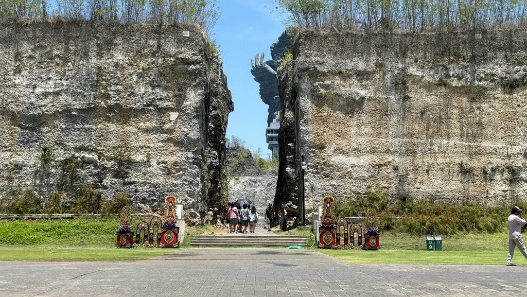 Jalan patung dan relief artistik di Garuda Wisnu Kencana Bali