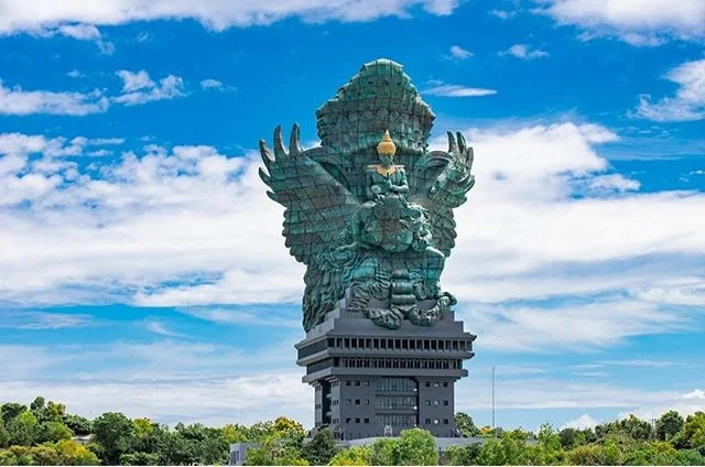 Patung Garuda Wisnu Kencana Bali dengan tinggi monumental dan detail megah