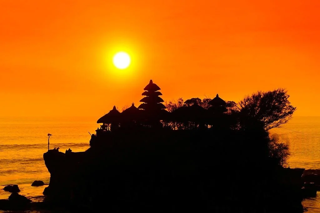 pura tanah lot sunset dalam itinerary bali 3 hari 2 malam keluarga