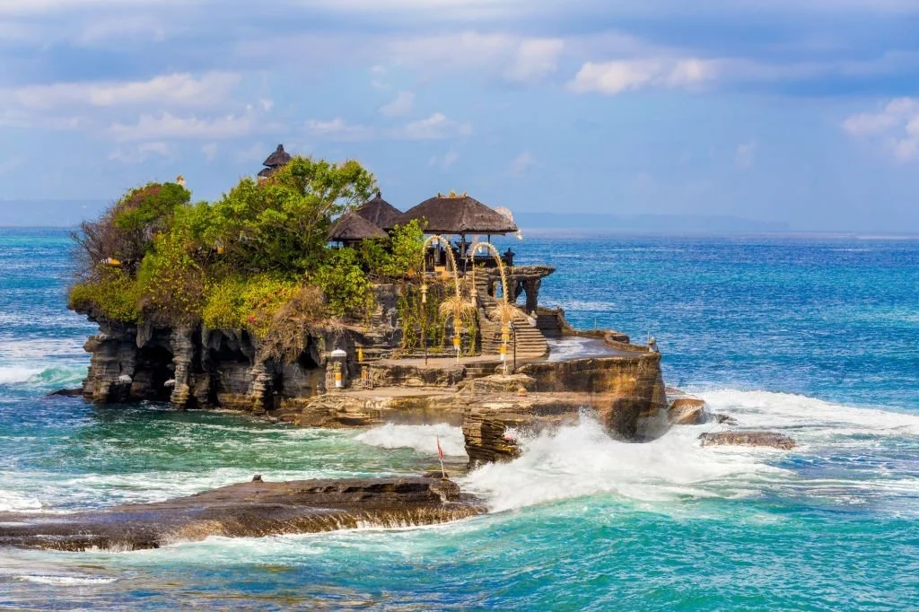 panorama pura tanah lot bali sore hari