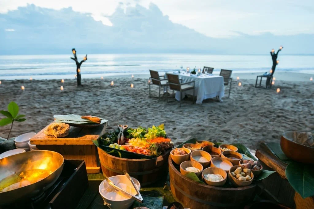 paket dinner romantis jimbaran murah dengan candle light dan suasana sunset pantai Bali