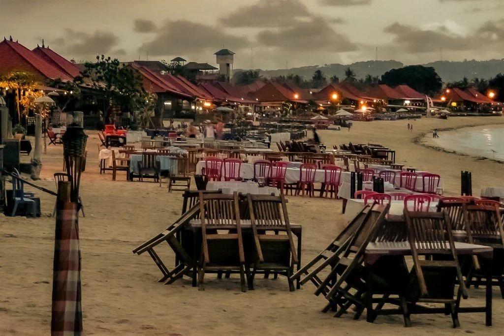 dinner jimbaran romantis untuk honeymoon anniversary lamaran dan corporate VIP dinner di pinggir pantai Bali