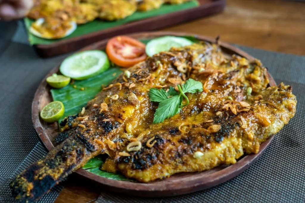 perbandingan dinner jimbaran romantis di pantai dan dinner cruise bali di atas kapal