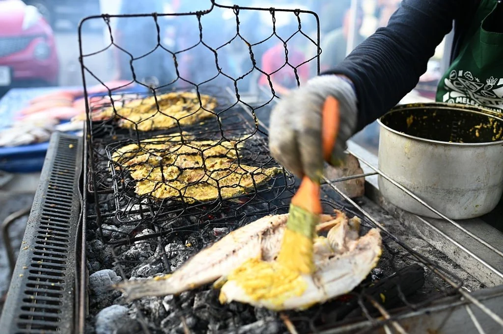 review pengalaman dinner jimbaran romantis saat sunset dengan candle light dan meja pinggir pantai Bali