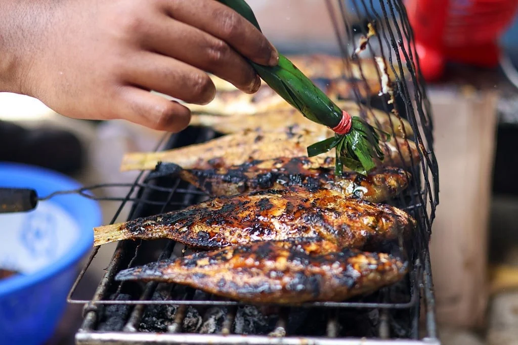 seafood platter dinner jimbaran romantis dengan lobster dan ikan bakar di tepi pantai Bali