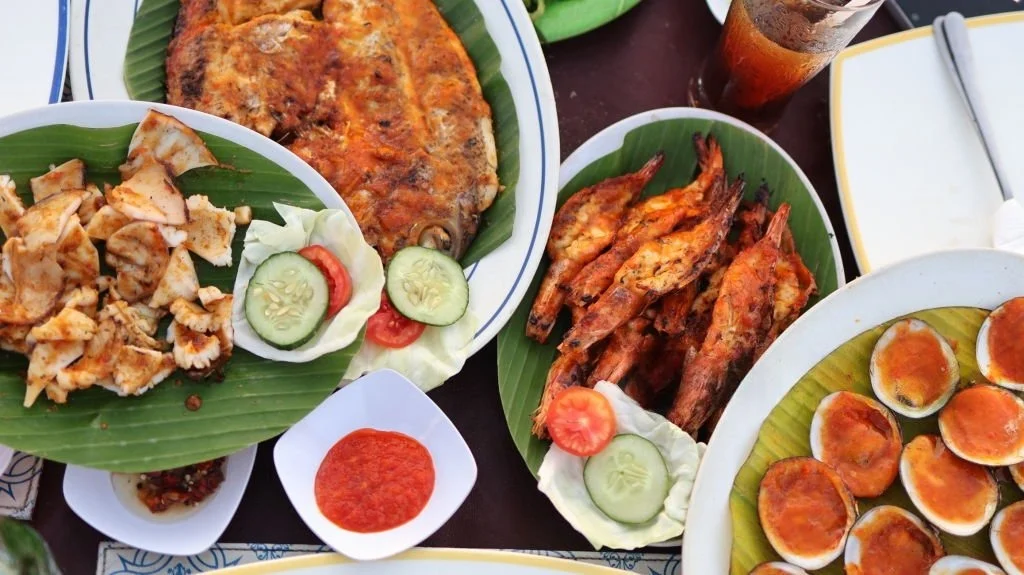 harga paket candle light dinner jimbaran romantis dengan dekorasi bunga dan meja private beach