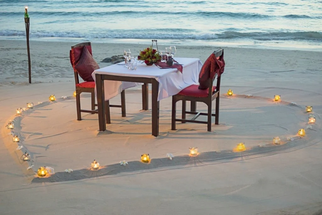 suasana dinner jimbaran romantis ramai saat sunset tanpa reservasi di pantai Bali