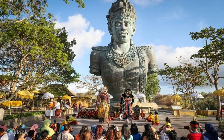 Plaza Wisnu dan Plaza Garuda di kawasan Garuda Wisnu Kencana Bali
