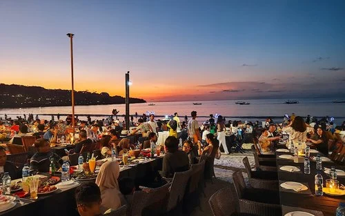 Dinner corporate setelah water sport di Bali