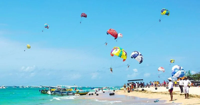 Suasana ramai Tanjung Benoa saat peak season Bali