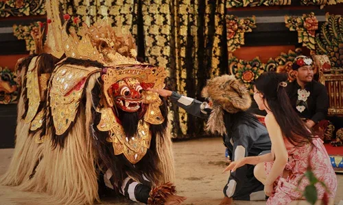 Pertunjukan Tari Barong di kawasan Garuda Wisnu Kencana Bali