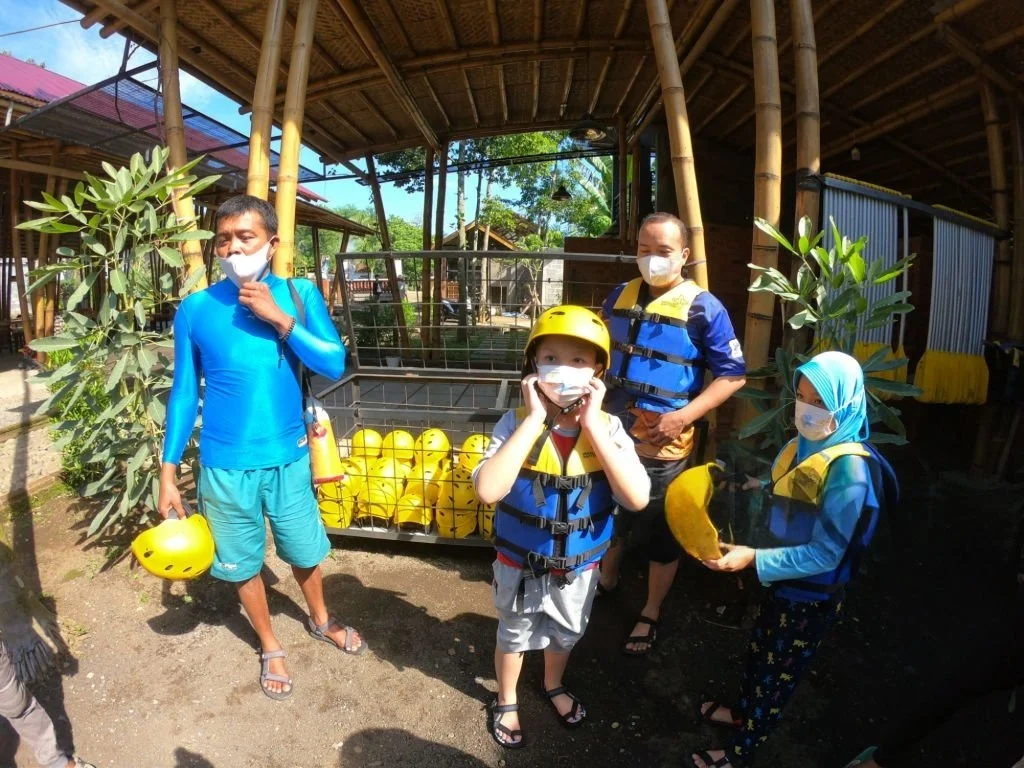 peserta Rafting Telaga Waja Karangasem Bali untuk keluarga group tour dan corporate outing di Bali