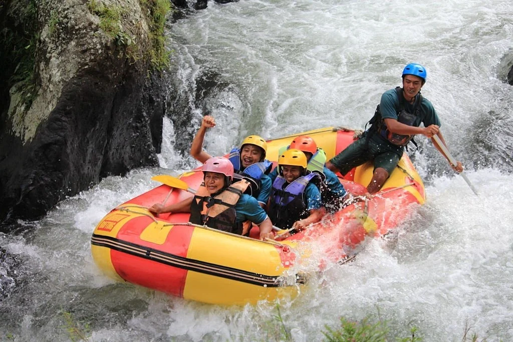 pengalaman Rafting Telaga Waja Karangasem Bali dengan suasana petualangan arung jeram di Bali