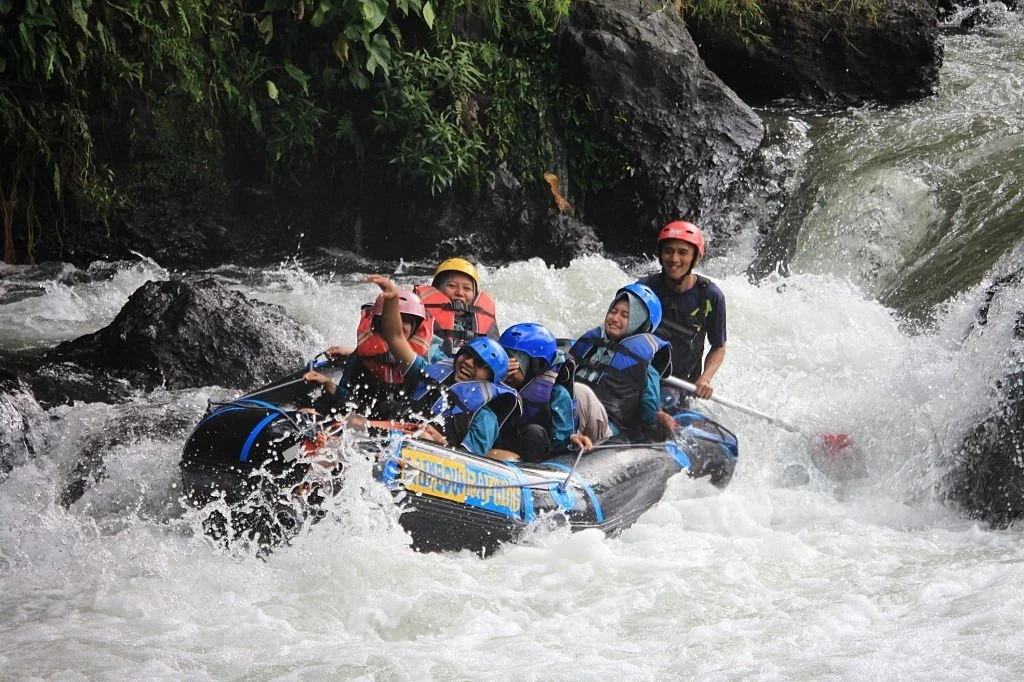 Rafting Telaga Waja Karangasem Bali dengan panorama alam indah dan aktivitas petualangan seru