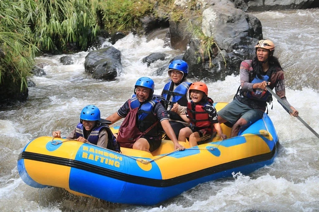 rafting telaga waja karangasem bali di sungai alami dengan panorama hijau