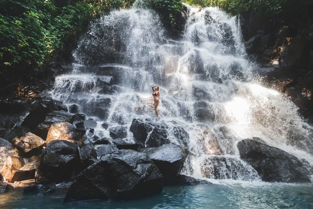 Spot foto terbaik di Air Terjun Kanto Lampo untuk hasil Instagramable di Bali