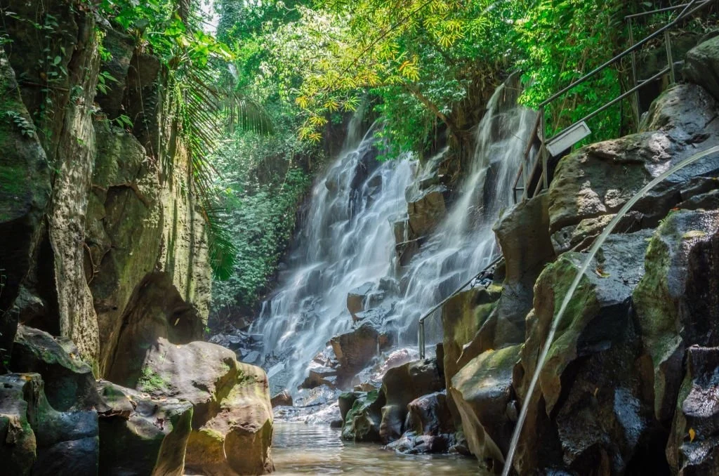 Formasi batu bertingkat di Air Terjun Kanto Lampo yang menjadi spot foto utama