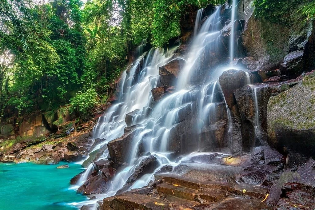 Air Terjun Kanto Lampo Bali dengan aliran air bertingkat di atas batu