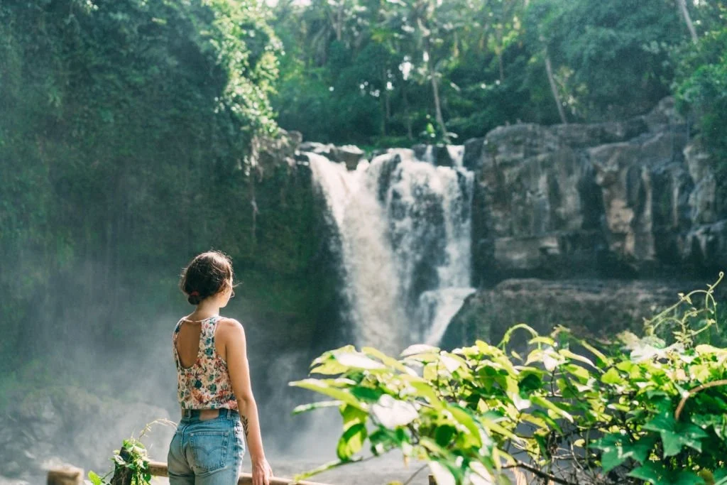 Air Terjun Tegenungan Bali dengan suasana alam hijau dan aliran air yang deras