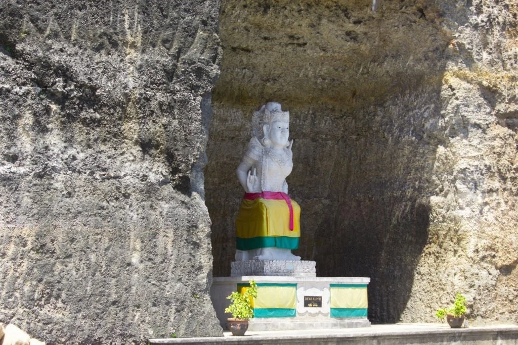 Tebing barak dan patung Pandawa di kawasan Pantai Pandawa Bali