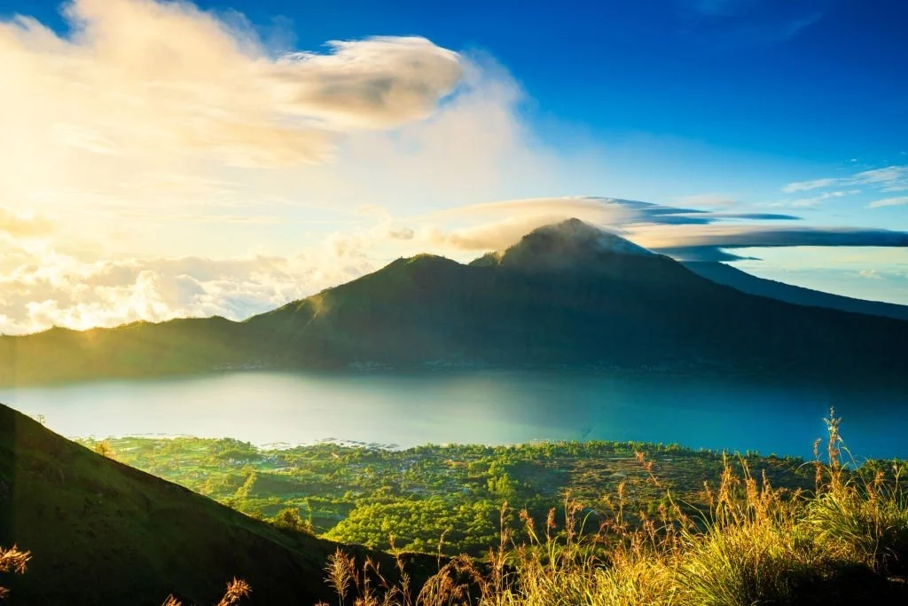 Lanskap kaldera Batur terlihat dari Penelokan Kintamani Bali