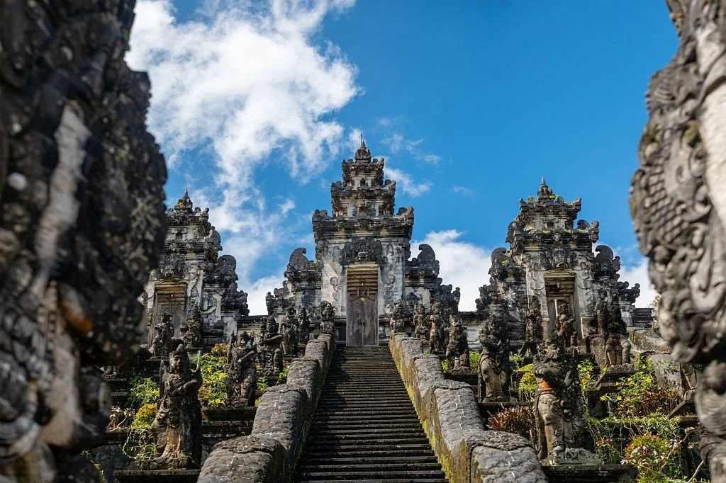 Wisata spiritual dan alam di Pura Lempuyang dengan suasana tenang dan pemandangan Bali Timur