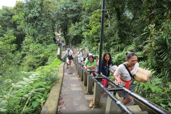 Perjalanan menuju kompleks Pura Lempuyang dengan suasana perbukitan Bali Timur