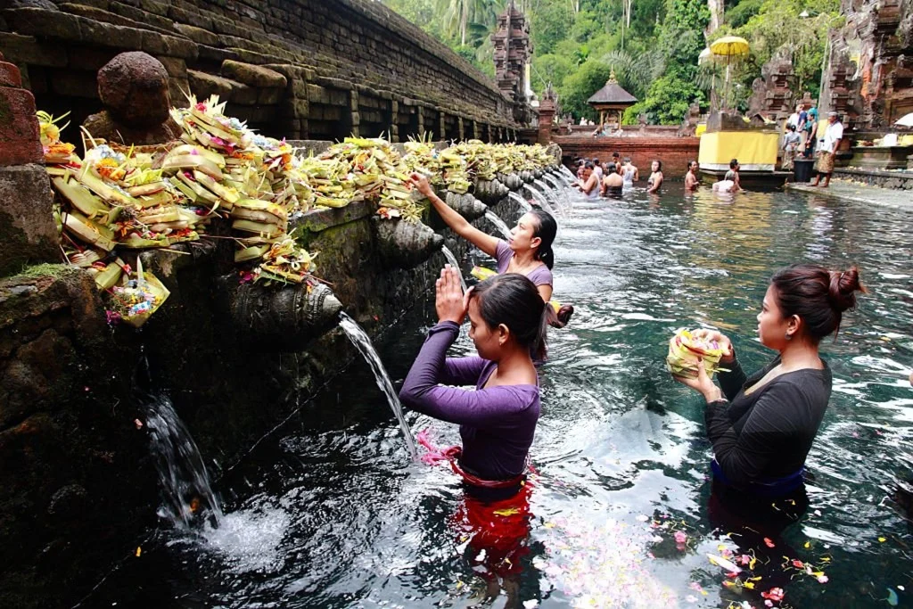 Kolam pemandian suci dan ritual melukat di Pura Tirta Empul Bali