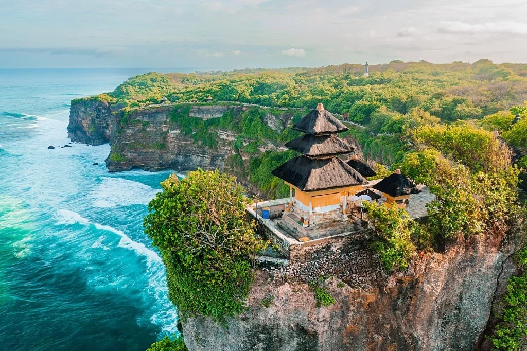 Pura Uluwatu di atas tebing curam dengan panorama laut lepas di Bali