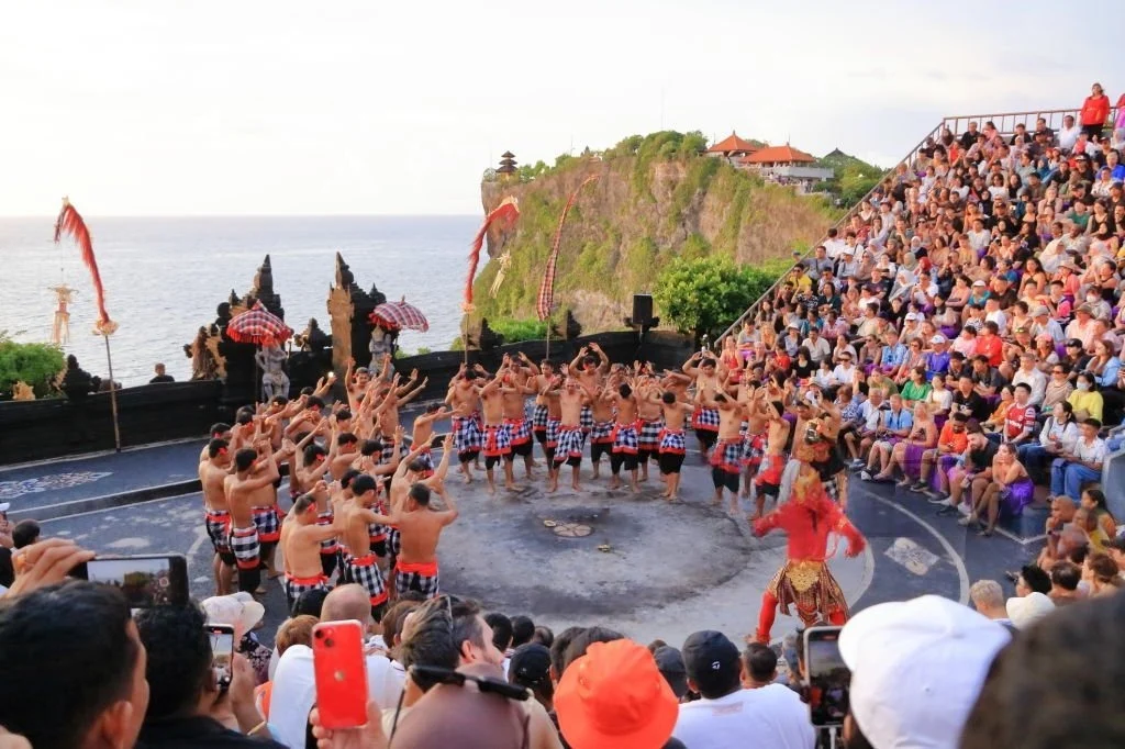 Area amphitheater Tari Kecak Uluwatu saat golden hour di Bali Selatan