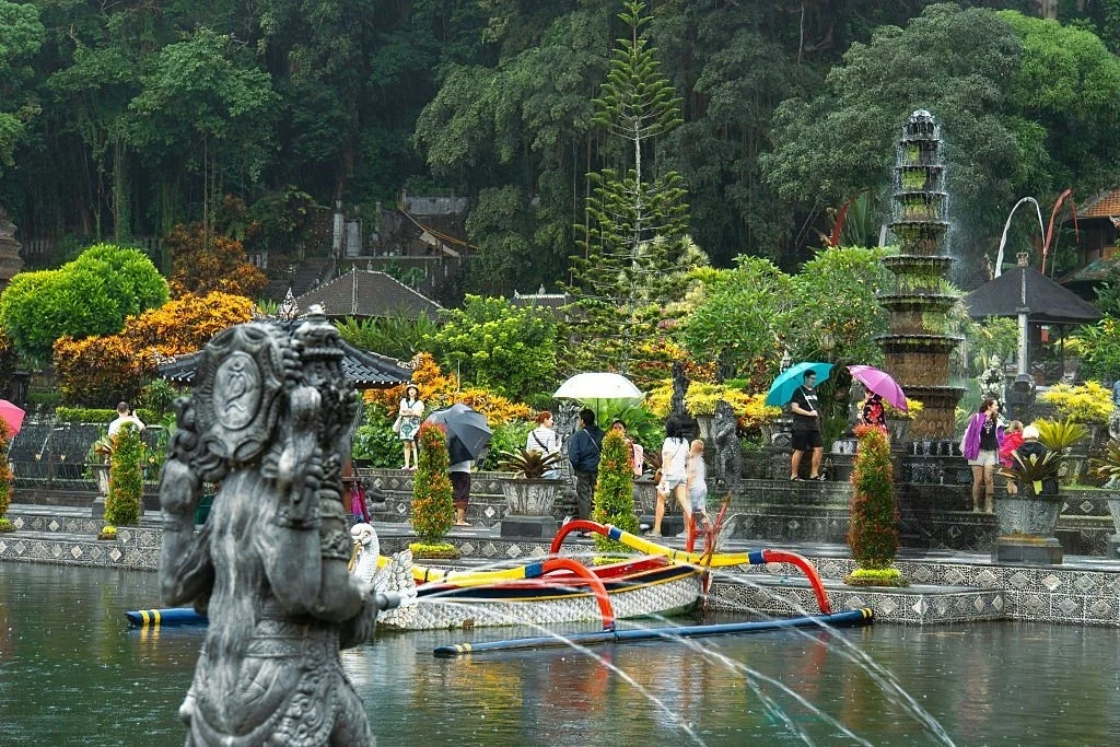 Spot foto estetik Tirta Gangga dengan taman hijau dan air mancur bertingkat