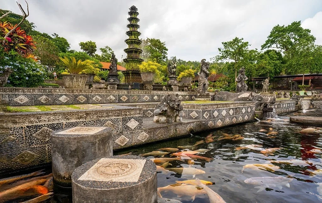 Tirta Gangga water palace di Karangasem Bali dengan kolam air dan taman kerajaan