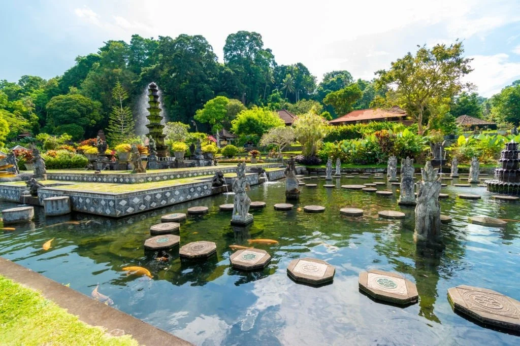 Kolam air jernih dan stepping stone ikonik di Tirta Gangga Bali