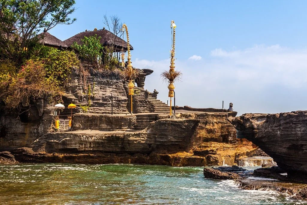 Pura Tanah Lot berdiri di atas batu karang di tengah laut Bali