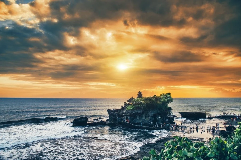 Sunset di Tanah Lot dengan siluet pura di atas batu karang
