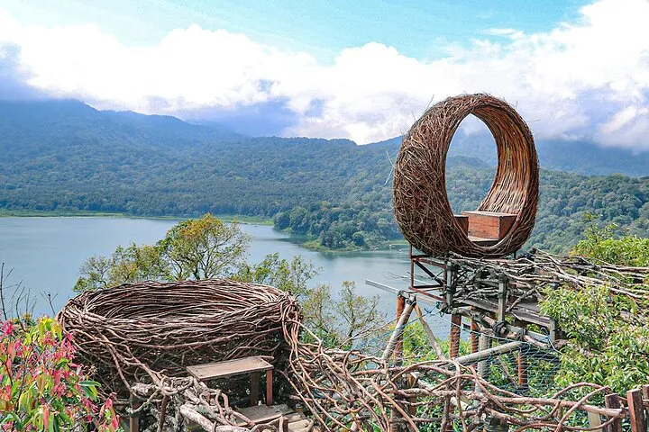 Panorama Wanagiri Hidden Hills dengan latar Danau Buyan dan Danau Tamblingan